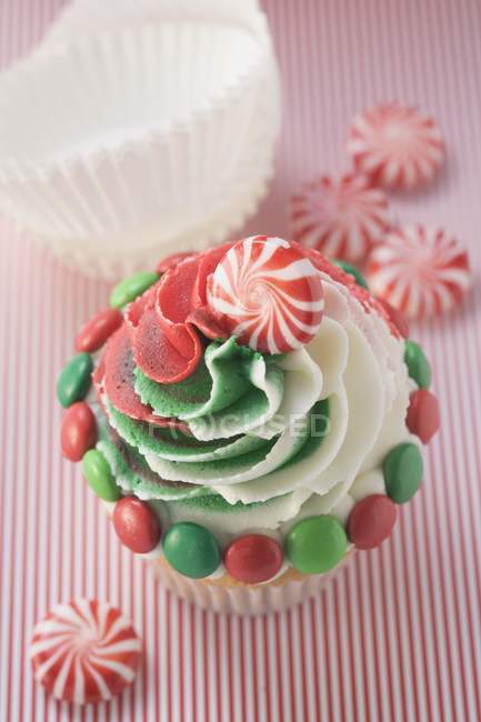 Cupcake with Christmas decoration and peppermints — Stock Photo