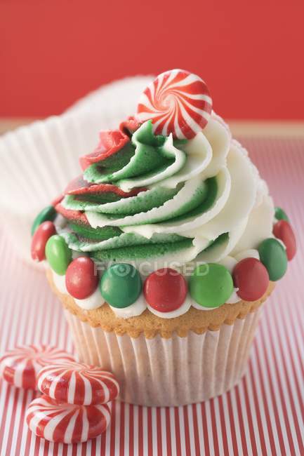 Cupcake with Christmas decoration and peppermints — Stock Photo