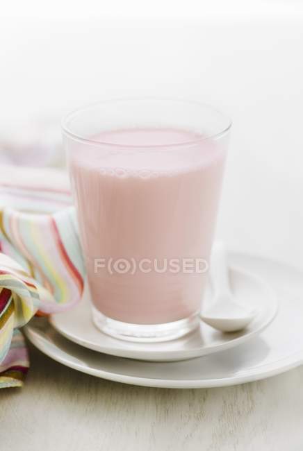 Verre de milkshake aux fraises — Photo de stock