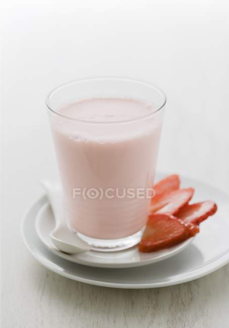 Verre de milkshake aux fraises — Photo de stock