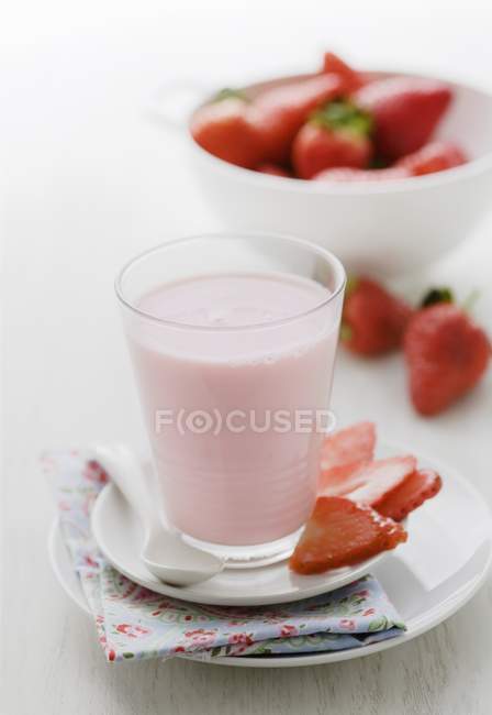 Склянка полуничного молочного тіста — стокове фото