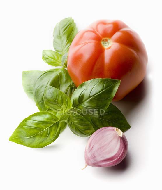 Pomodoro con basilico e spicchio d'aglio — Foto stock