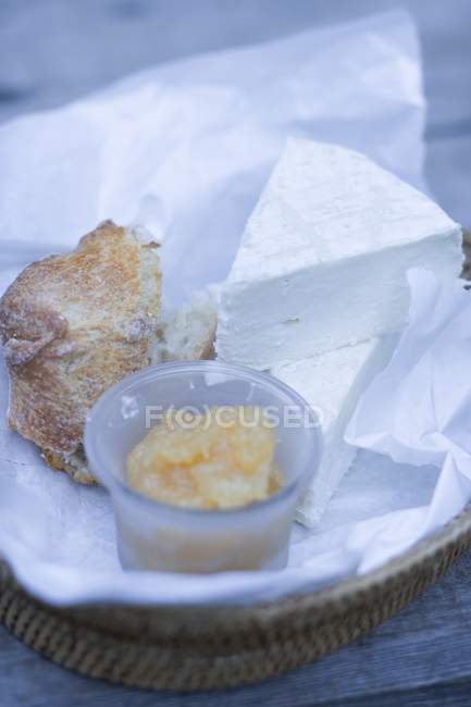 Овечий сир і хліб — стокове фото