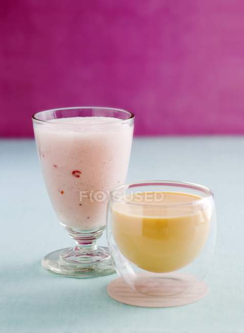 Strawberry smoothie and peach yogurt drink — Stock Photo