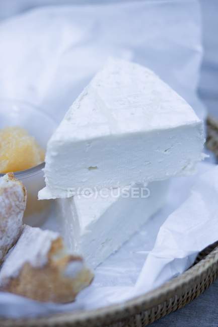 Овечий сир і хліб — стокове фото
