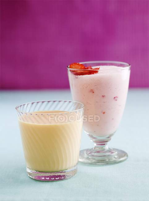 Полунична смугаста і персиковий йогурт напій — стокове фото
