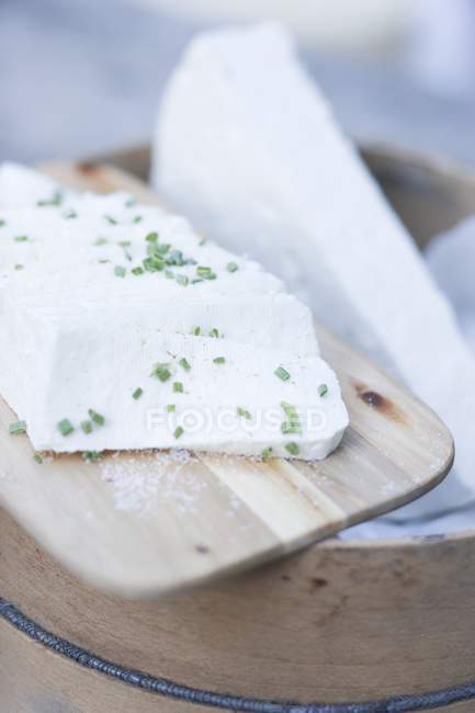 Овечий сыр с луком — стоковое фото