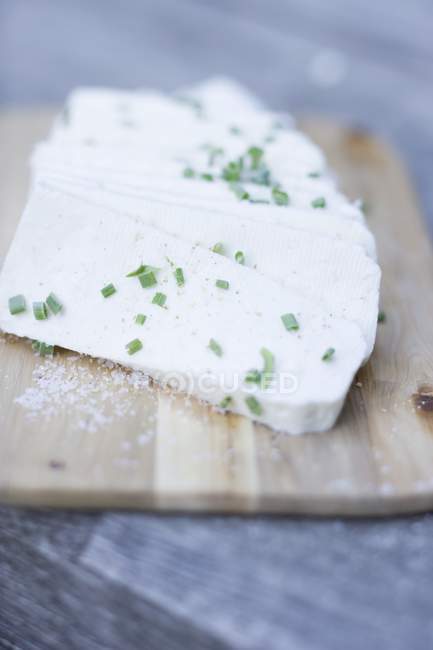 Sheep's cheese with chives — Stock Photo