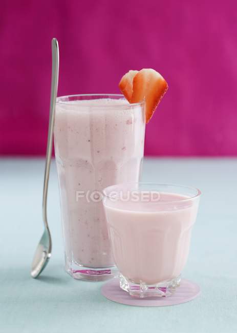 Milkshake de morango e smoothie — Fotografia de Stock