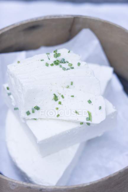 Sheep's cheese with chives — Stock Photo