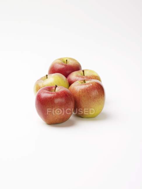 Пять красных яблок — стоковое фото
