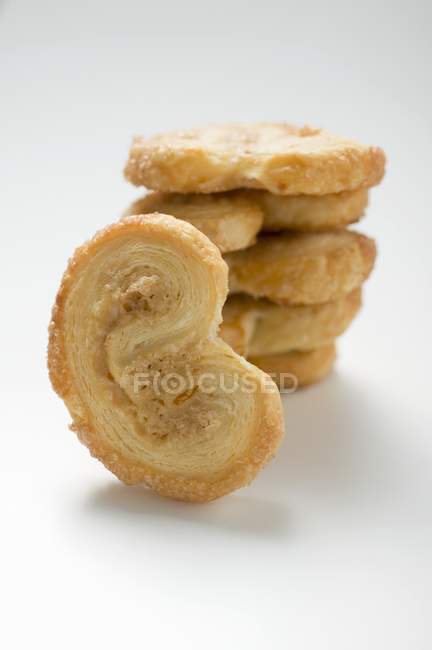 Biscoitos empilhados em branco — Fotografia de Stock