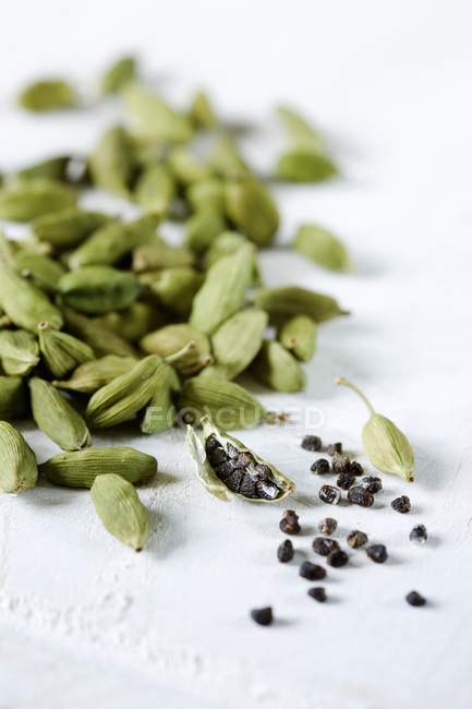 Cardamom pods and seeds — Stock Photo