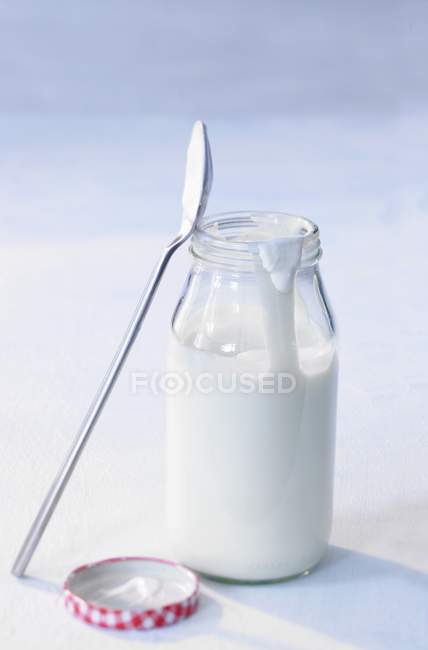 Натуральний йогурт у банці — стокове фото