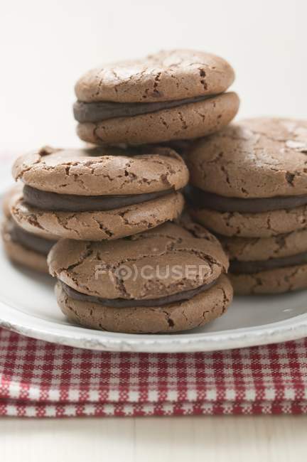 Macaroons de chocolate no prato — Fotografia de Stock