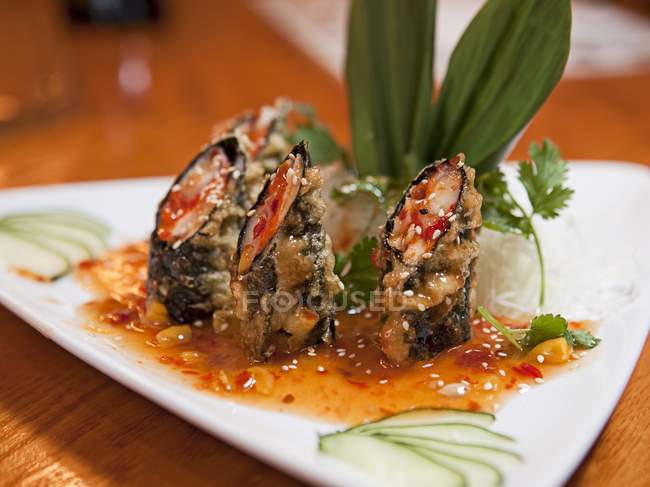 Tuna and salmon tempura seaweed wraps — Stock Photo