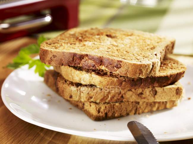 Primo piano vista di fette di pane tostato impilati sul piatto — Foto stock