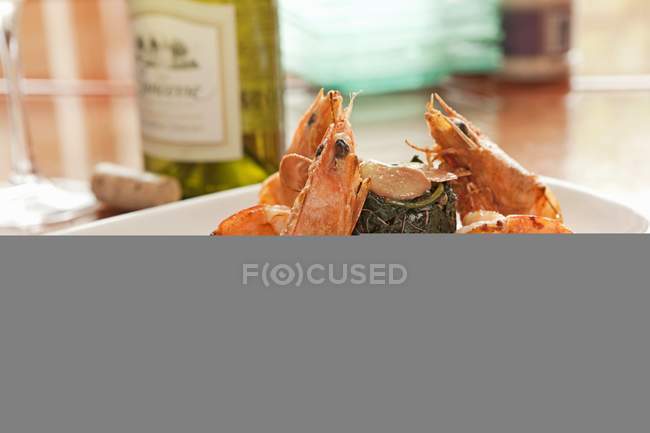 Shrimps with Seaweed Salad — Stock Photo