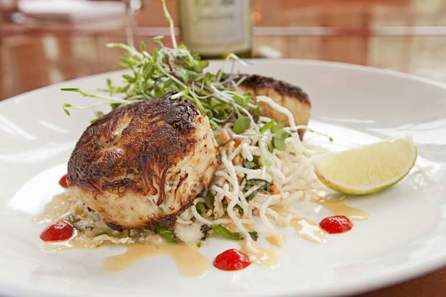 Crab cakes with thai noodle salad — Stock Photo