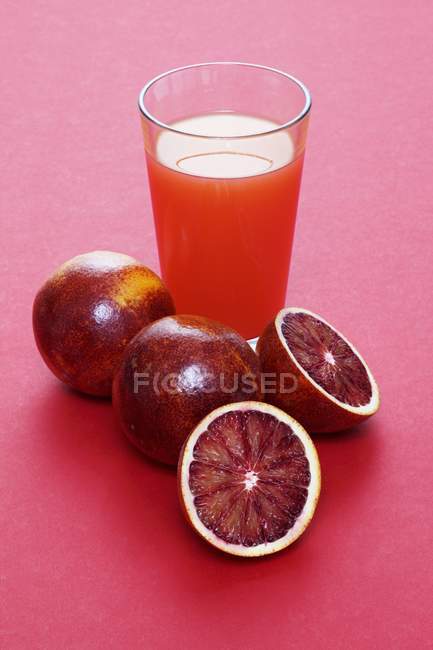 Oranges sanguines et verre de jus — Photo de stock