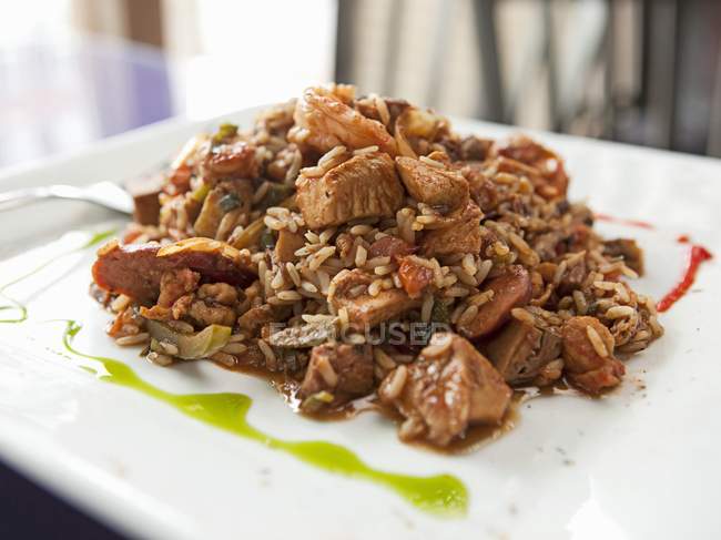 Рисовая тарелка с луком и тушеная свинина — стоковое фото