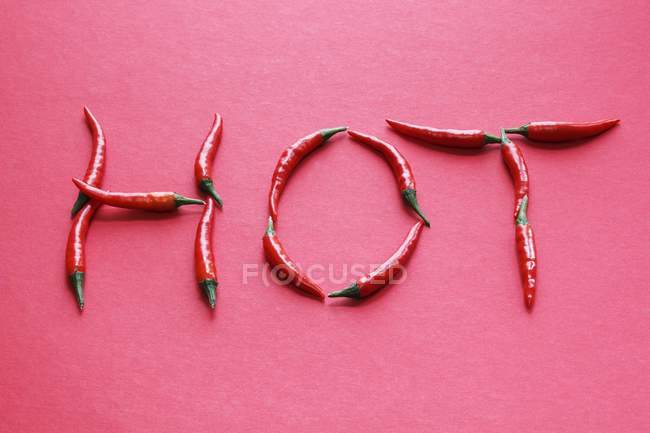 HOT escrito em pimentas — Fotografia de Stock