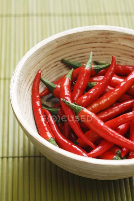 Chiles rojos en tazón - foto de stock