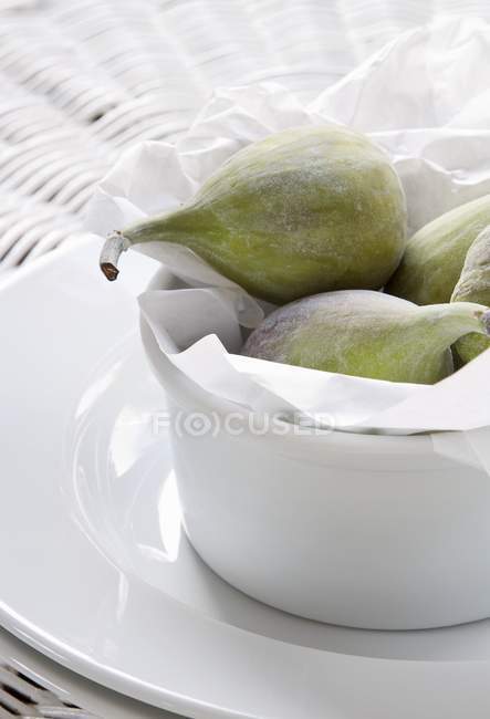 Fresh figs in white bowl — Stock Photo