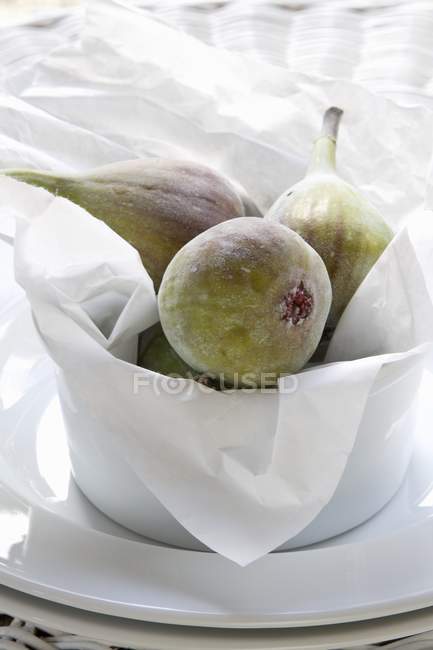 Higos frescos en tazón blanco - foto de stock