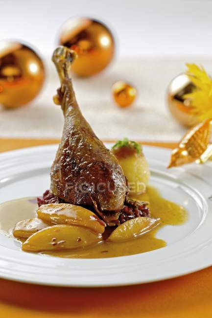 Closeup view of goose leg with red cabbage, caramelized apples and dumpling — Stock Photo