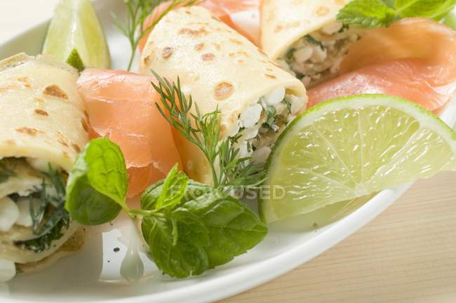 Блинчики с мягким сыром и копченым лососем — стоковое фото