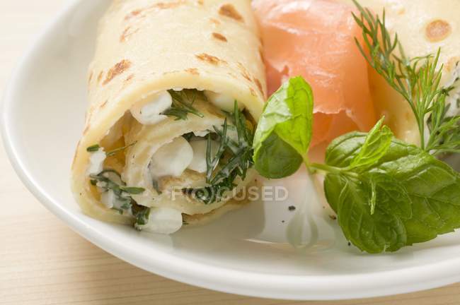 Panqueques con queso blando y salmón ahumado - foto de stock