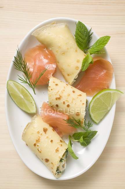 Panqueques con queso blando y salmón ahumado - foto de stock