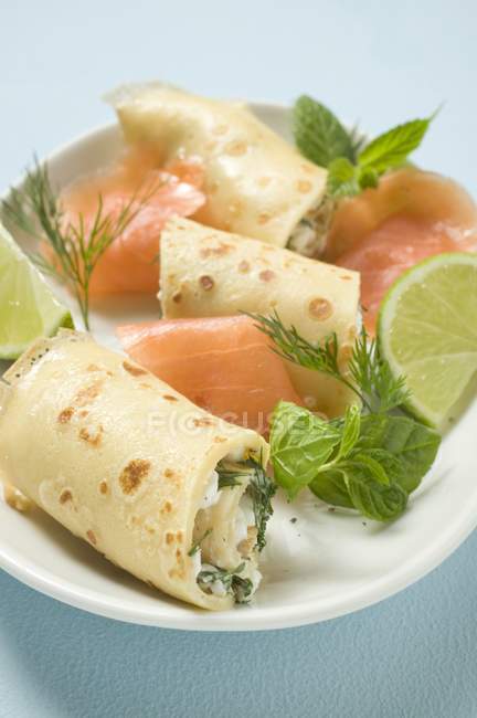 Frittelle con formaggio morbido e salmone affumicato — Foto stock