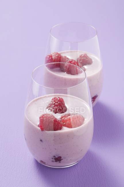 Йогурт у двох склянках — стокове фото