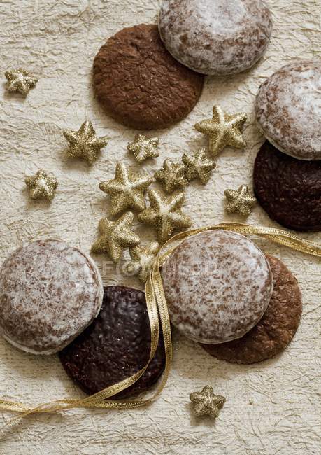 Пряникове печиво на текстилі — стокове фото
