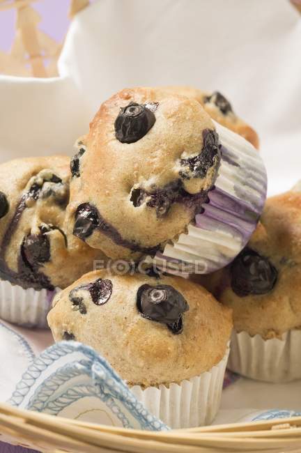 Muffins de mirtilo na cesta — Fotografia de Stock