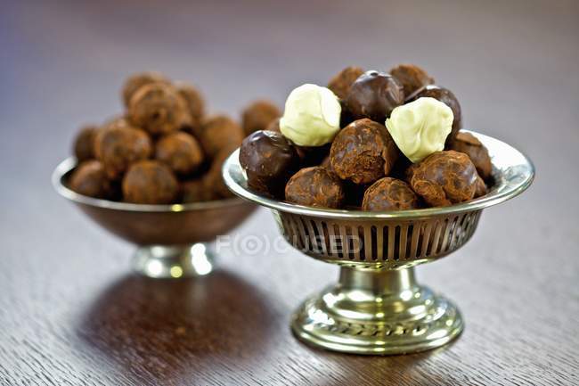 Ассорти шоколада в серебряных блюдах — стоковое фото