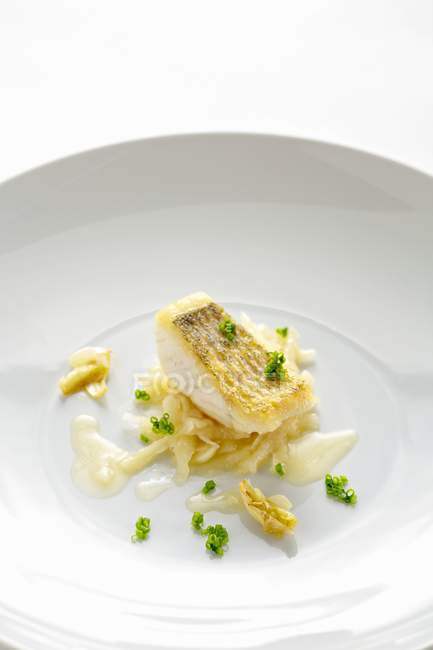 Zander fritto con cavolo rapa su piatto bianco su sfondo bianco — Foto stock
