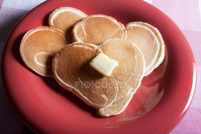 Panquecas em forma de coração com manteiga — Fotografia de Stock