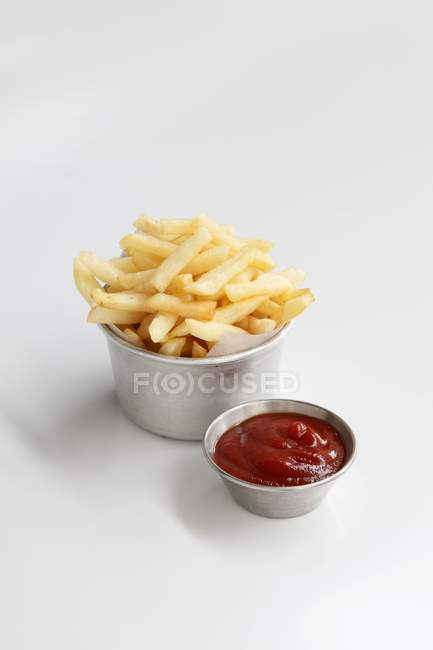 Kartoffelchips und Ketchup — Stockfoto