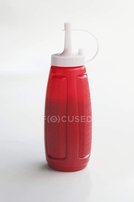 Кетчуп в пластиковой бутылке — стоковое фото