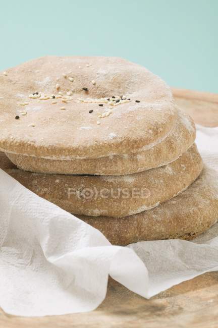 Pane piatto con sesamo — Foto stock