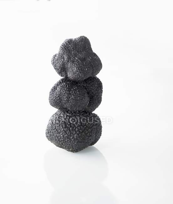 Три чёрных трюфеля — стоковое фото