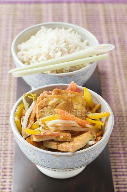 Tofu con verduras y arroz - foto de stock