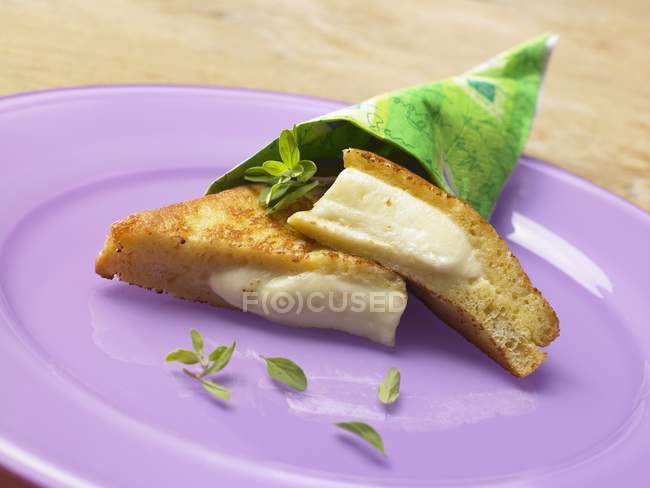 Mozzarella in carozza su piatto — Foto stock