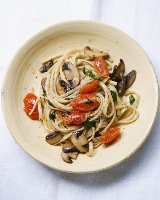 Linguine pasta with mushrooms — Stock Photo