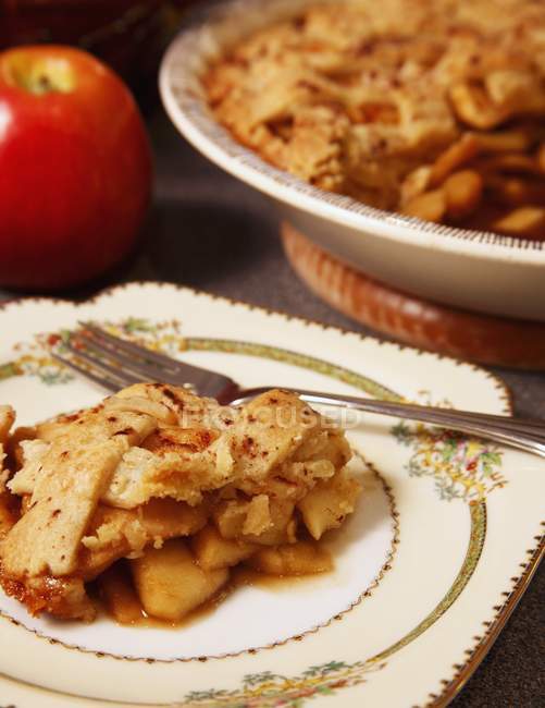 Pedazo de tarta de manzana casera - foto de stock