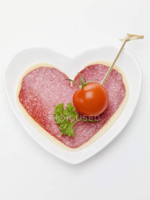 Corazón de salami y queso - foto de stock
