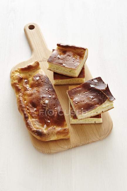 Русский капустный пирог на деревянном столе на белом фоне — стоковое фото